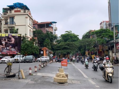 Phá dỡ trụ bê tông trước chung cư Lilama: Chưa rõ người vi phạm, khó xử lý dứt điểm.