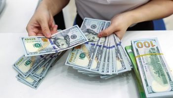 Giá vàng, USD cùng tăng kỷ lục và thế khó của nhà điều hành