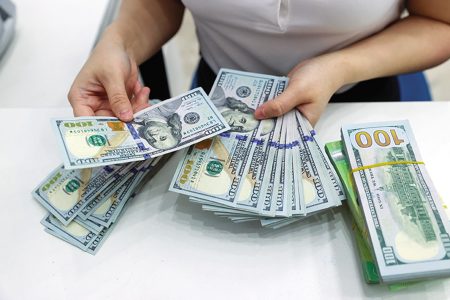 Giá vàng, USD cùng tăng kỷ lục và thế khó của nhà điều hành